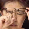 Existe maneira correta de coçar os olhos?